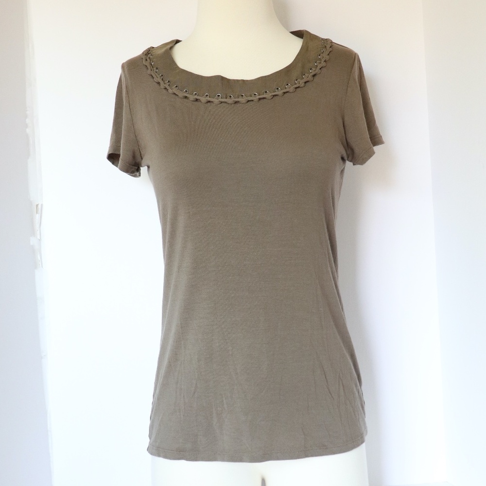 Taupe Elie Tahari short sleeve top neckline detail